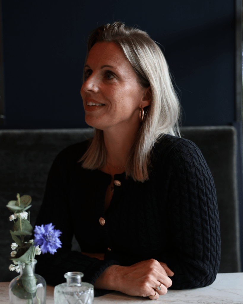 Sandra kijkt met schuin omhoog met een glimlach