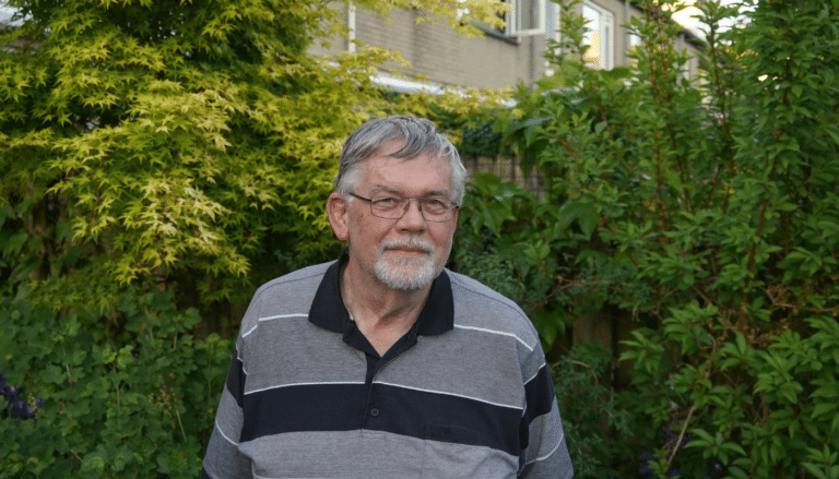Martin van Dam (69) staat in de tuin