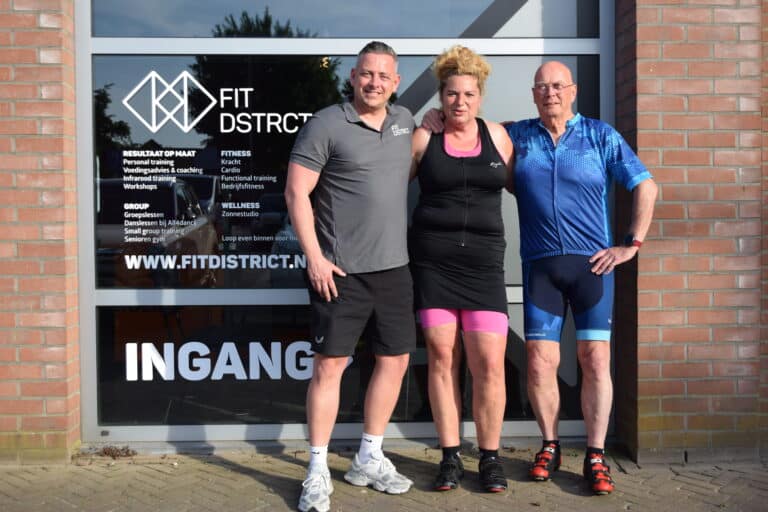 Mirjam Eijkmans en Jos van der Velden voor de ingang van Fit DSTRCT (spreek uit als District)