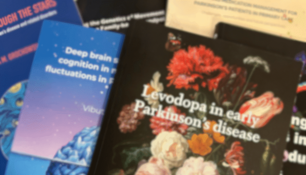 verschillende proefschriften van jonge onderzoekers ondersteund door ParkinsonFonds op een stapel