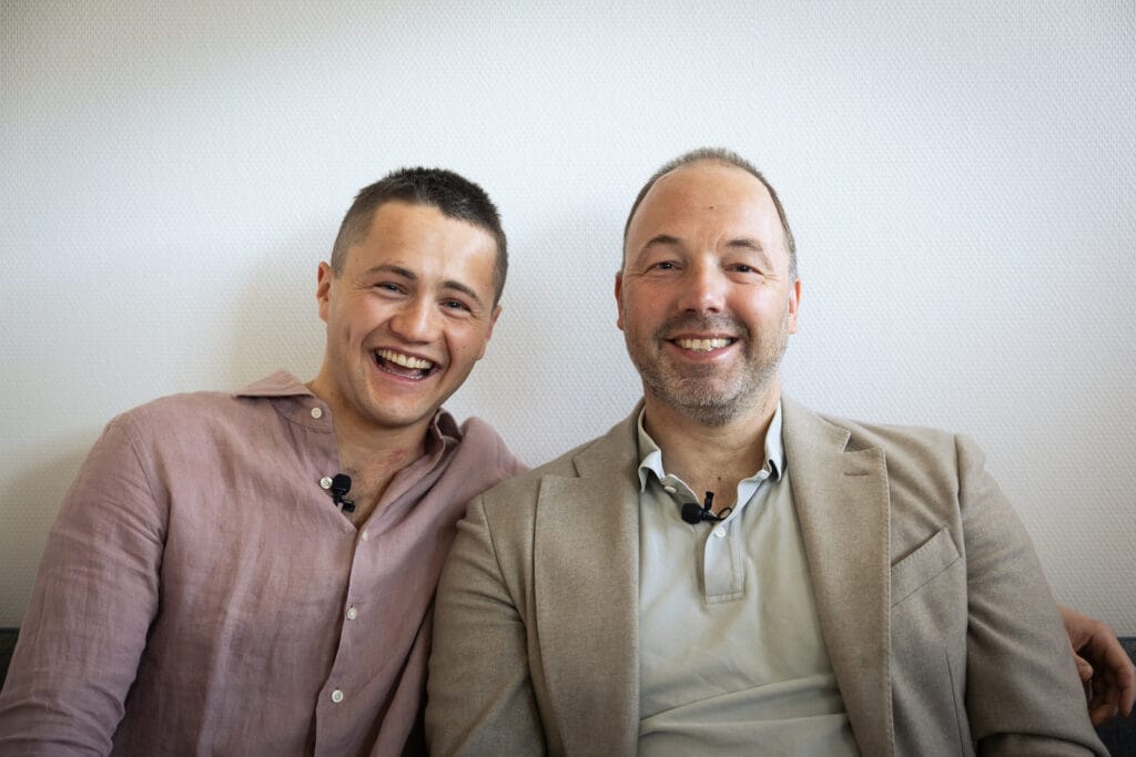 Van links naar rechts Joost en zijn vader op de bank thuis.