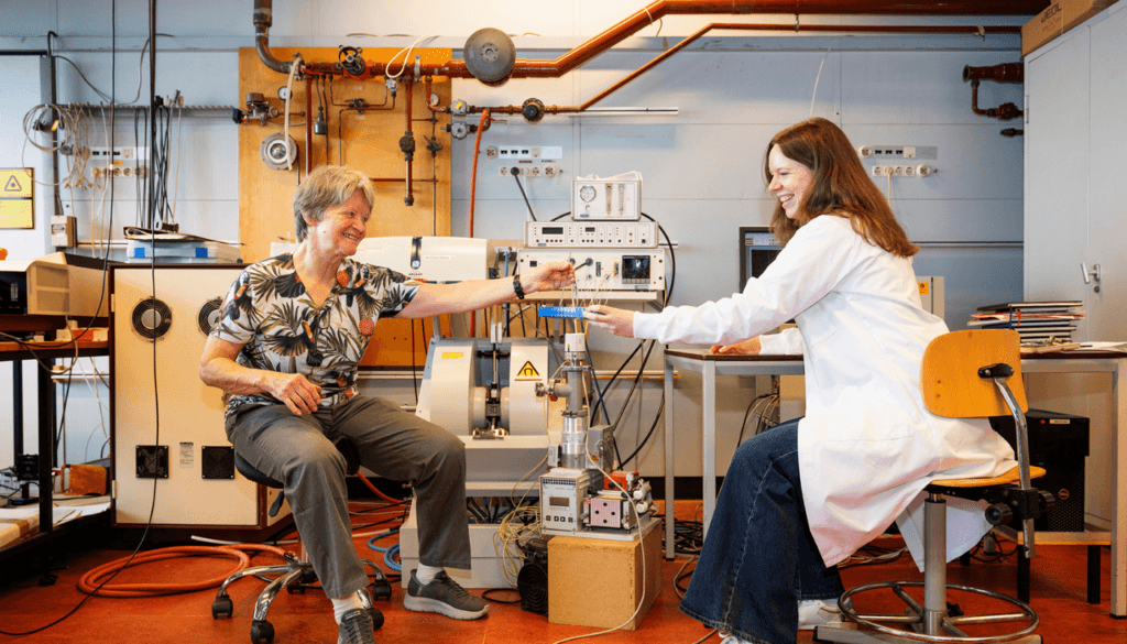 Foto in Lab met Martina Huber (links) en Anne Wentink (rechts)