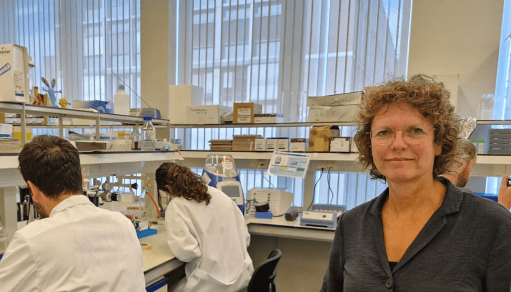 Foto van Wiep Scheper in het lab.
