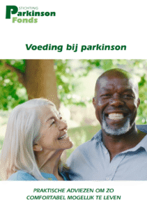 Cover van ParkinsonFonds Brochure over Voeding bij Parkinson. Op de foto twee mensen staat ergens buiten met een glimlach.
