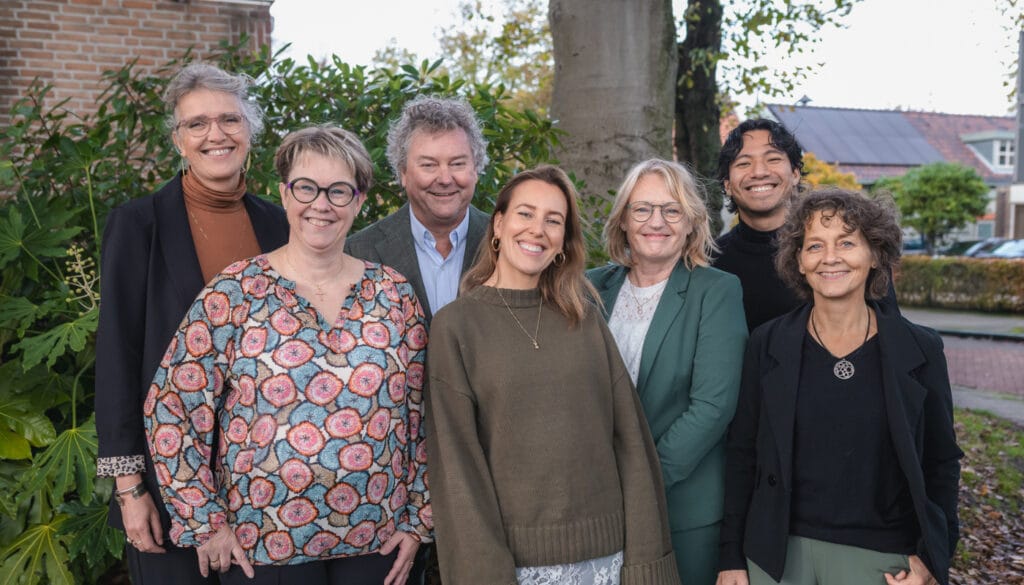 De 7 werknemers van ParkinsonFonds op de foto buiten